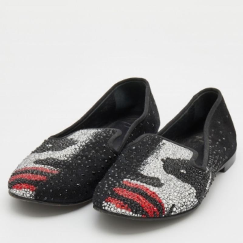Diese umwerfenden Loafer von Giuseppe Zanotti sind voller Komfort und Stil. Sie sind aus Wildleder gefertigt und außen mit Kristallen verziert. Für einen schicken Look tragen Sie sie zu kurzen Saumabschnitten.