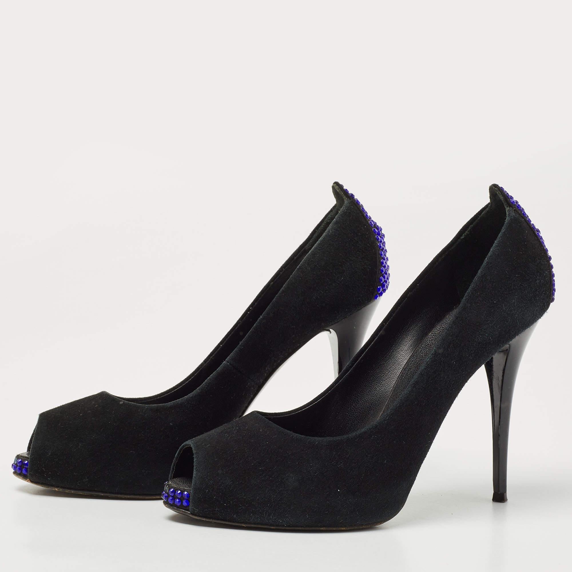 Cette paire d'escarpins présente un design unique qui lui confère une apparence distincte. Créée à partir de matériaux de qualité  il est enrichi d'éléments classiques.