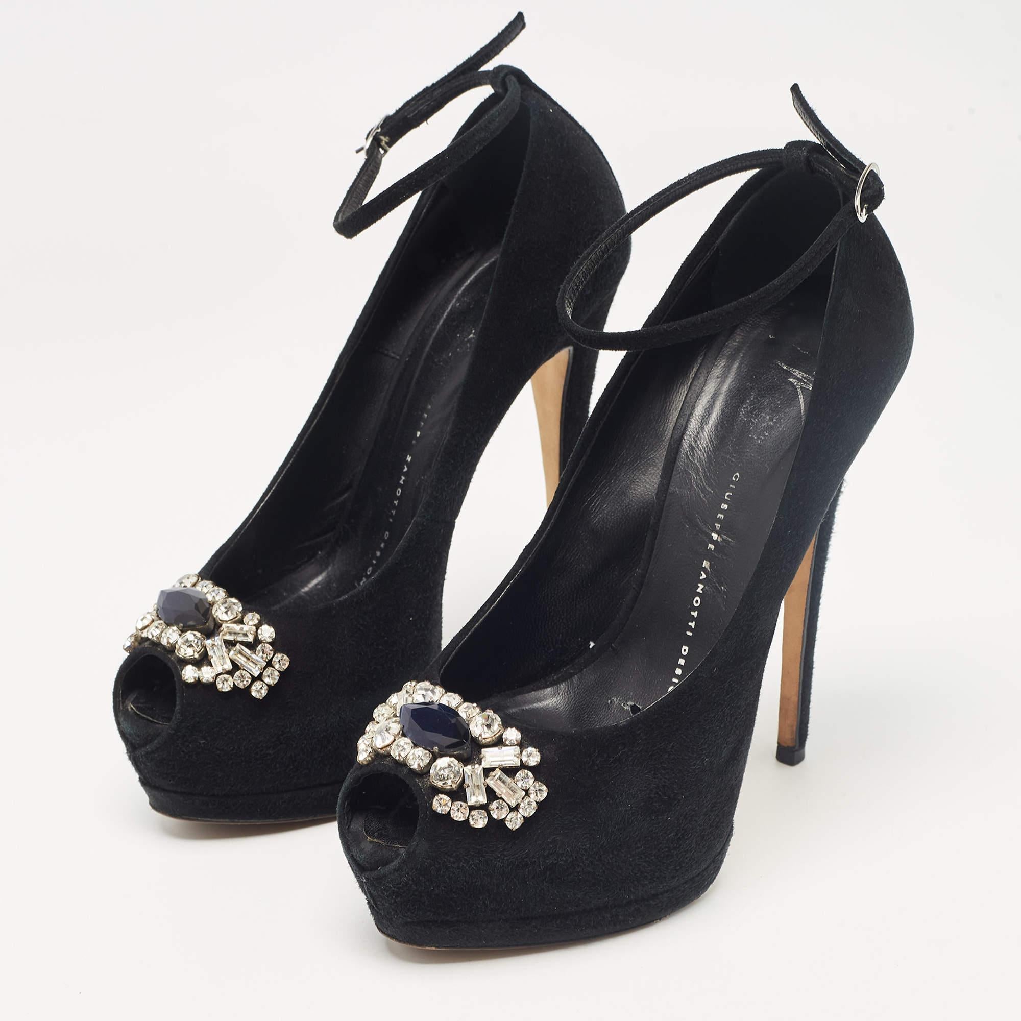 Il n'y a rien que nous n'aimions pas dans ces magnifiques escarpins de Giuseppe Zanotti. Ces ravissants escarpins sont confectionnés en daim et ornés de cristaux sur l'empeigne. Ils proposent également des peep toes, des semelles durables, des