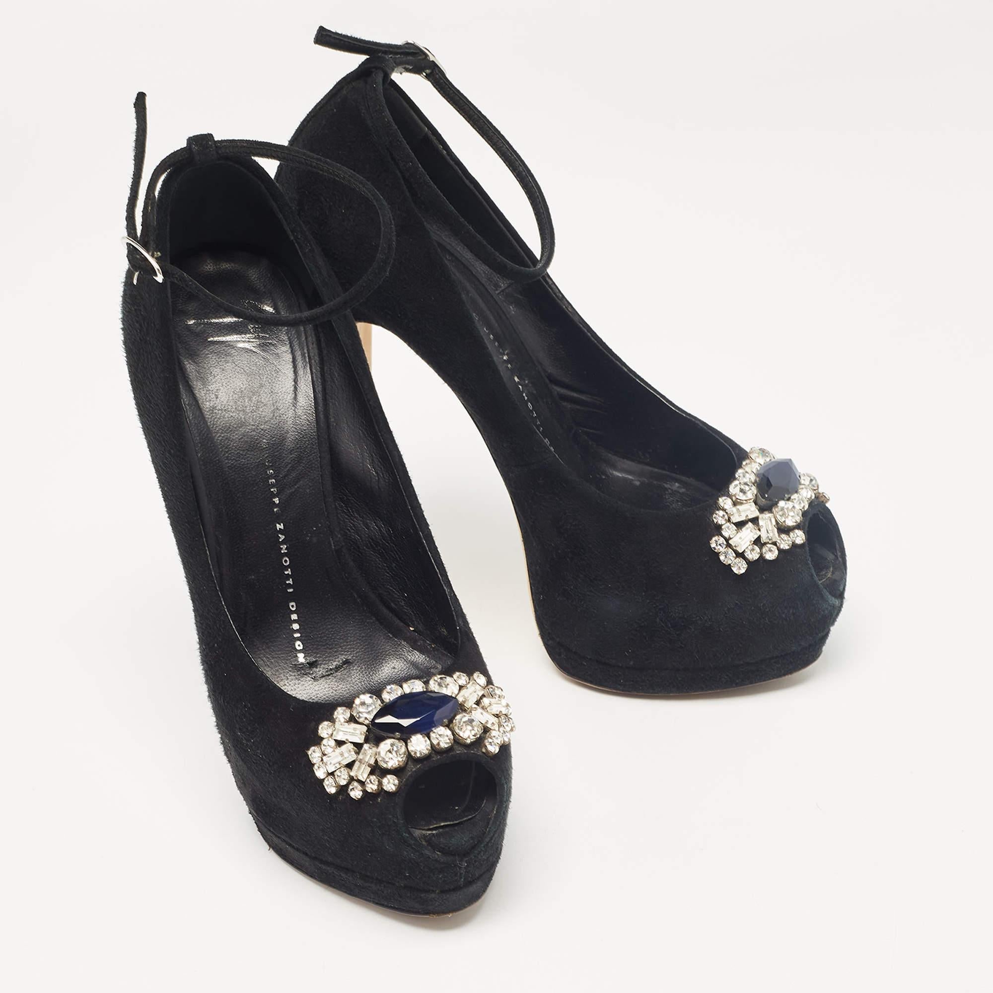 Giuseppe Zanotti Escarpins Peep Toe en daim noir avec ornements en cristal Taille 37 État moyen - En vente à Dubai, Al Qouz 2