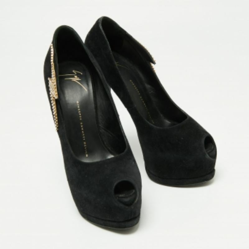 Menez votre journée à la mode en arborant cette paire d'escarpins Giuseppe Zanotti. Conçue en daim, elle attire l'attention grâce à son motif orné de cristaux sur le côté et à ses accessoires en métal doré. Les talons de 16 cm sont soutenus par des
