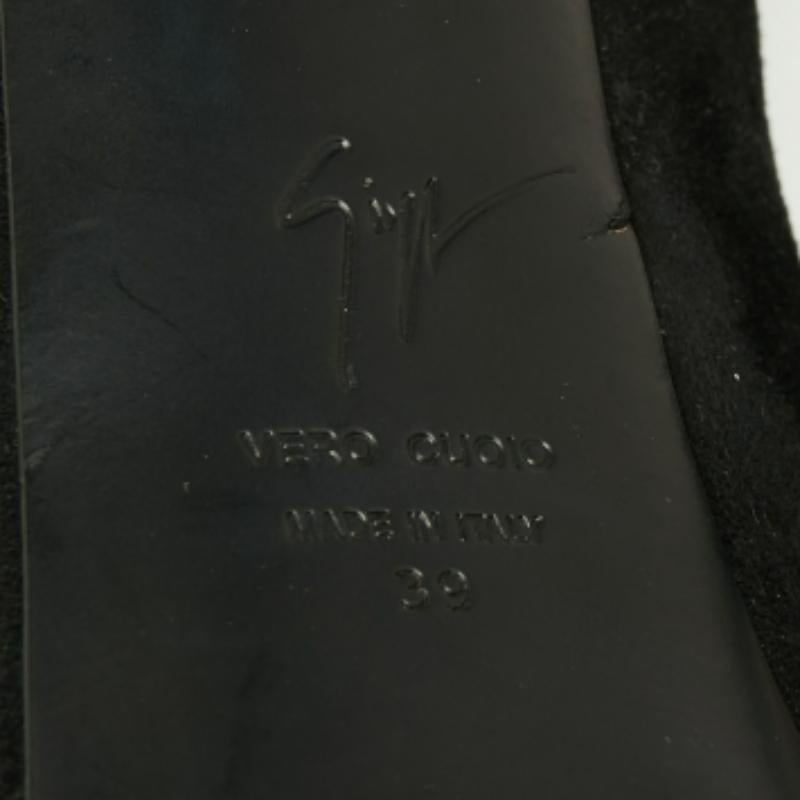 Giuseppe Zanotti Escarpins Peep Toe en daim noir avec ornements en cristal Taille 39 en vente 2