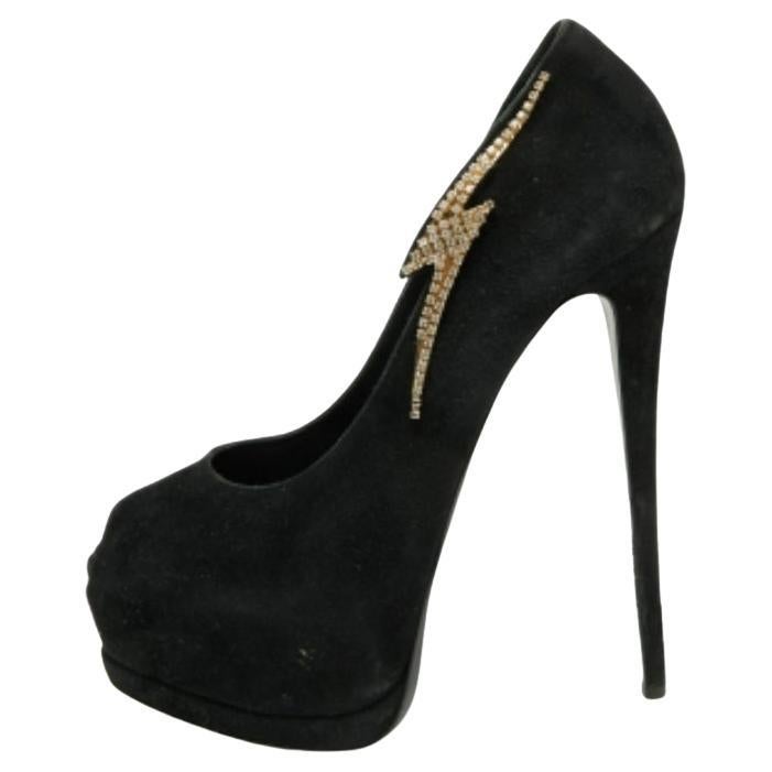 Giuseppe Zanotti Escarpins Peep Toe en daim noir avec ornements en cristal Taille 39 en vente