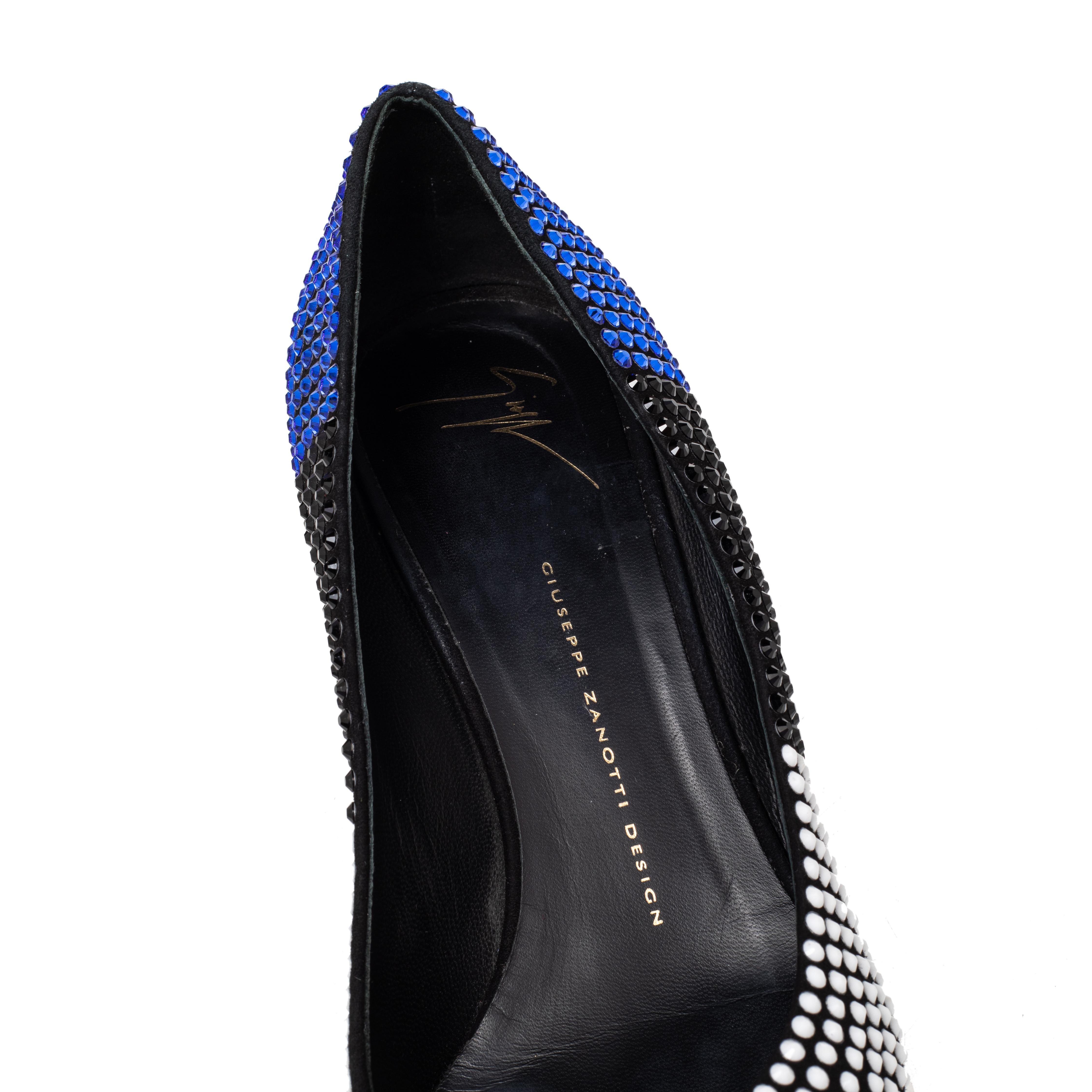 Admired for exquisite craftsmanship, Giuseppe Zanotti displays some of the best pumps for all occasions. Crafted from crystal-embellished suede and lined with leather, these pumps are simply mesmerizing. They are complete with pointed toes and 6 cm