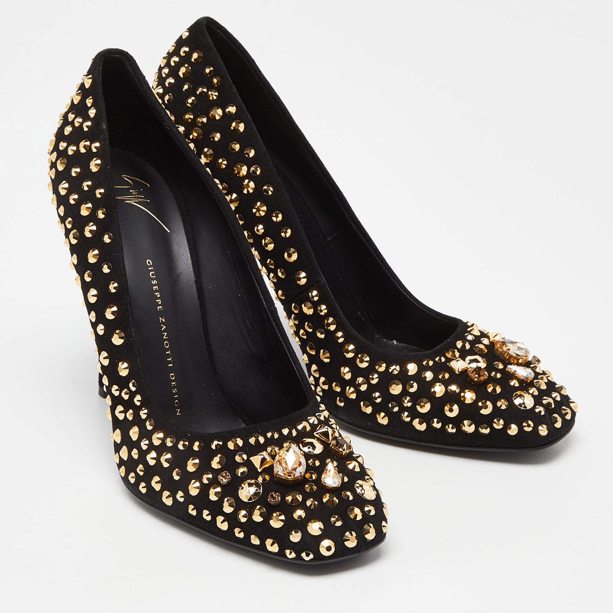 Giuseppe Zanotti Pumps in camoscio nero impreziosite da cristalli misura 41 In condizioni buone in vendita a Dubai, Al Qouz 2