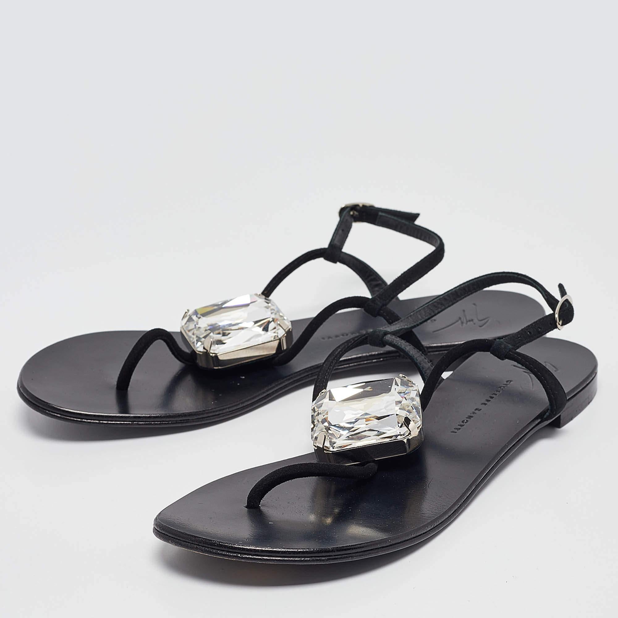 Encadrez vos pieds avec ces sandales plates noires Giuseppe Zanotti. Créée à partir des meilleurs matériaux  Les chaussures plates sont parfaites avec le short  midi  et des ourlets maxi.