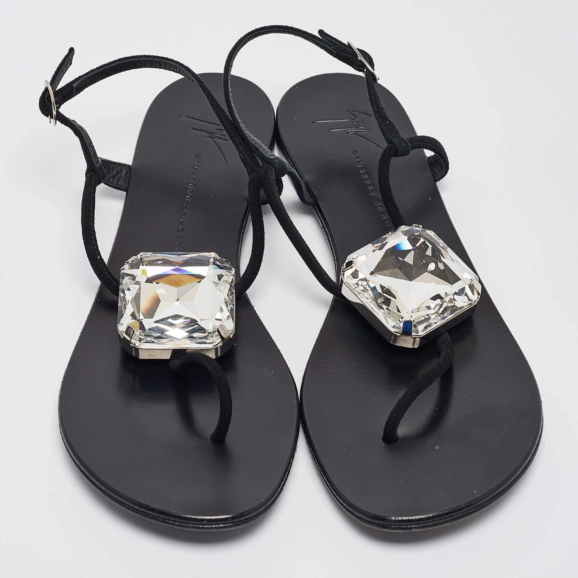 Noir Giuseppe Zanotti Sandales en daim noir avec ornements en cristal Taille 38.5 en vente
