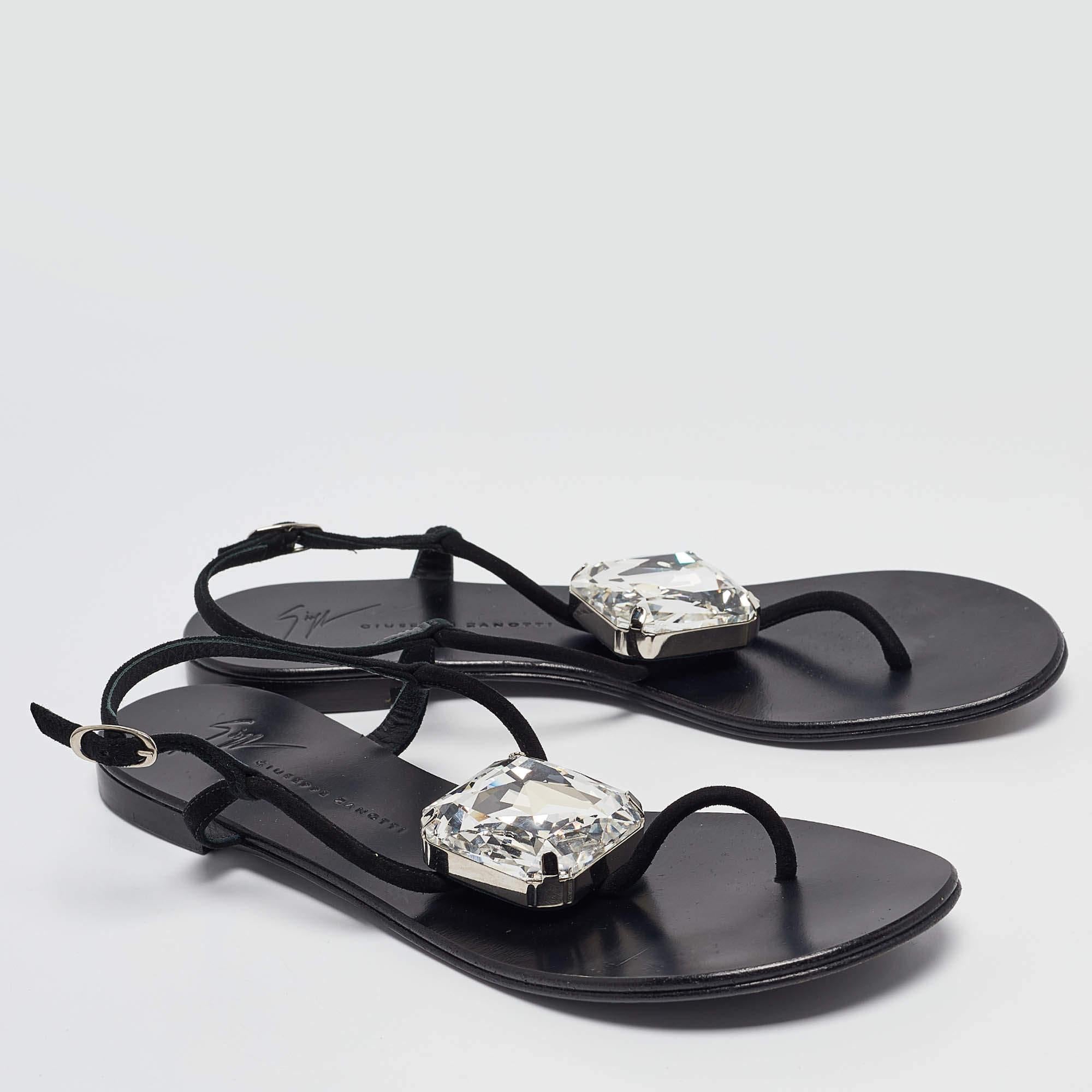 Giuseppe Zanotti Sandales en daim noir avec ornements en cristal Taille 38.5 Bon état - En vente à Dubai, Al Qouz 2