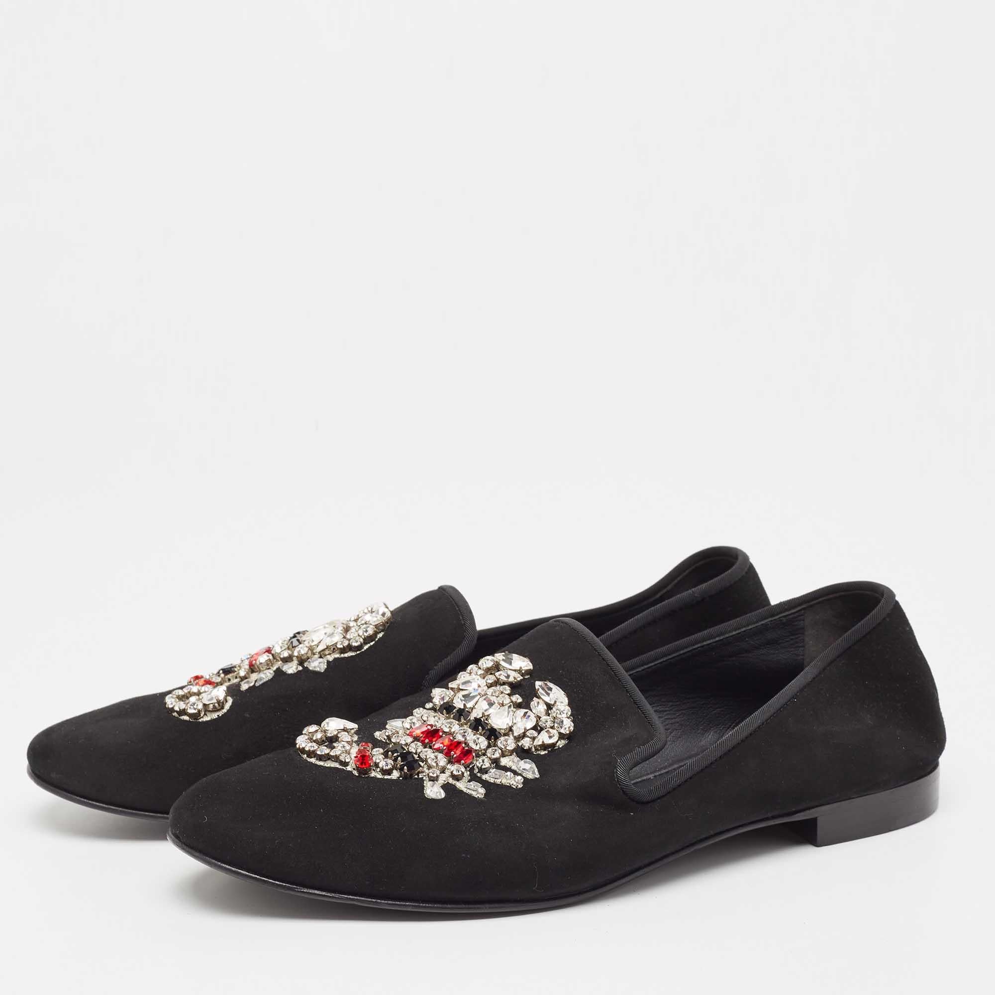 Donnez à votre tenue une touche de luxe avec cette paire de pantoufles de smoking Giuseppe Zanotti. Les chaussures sont parfaitement cousues pour vous permettre de vous démarquer pendant longtemps.