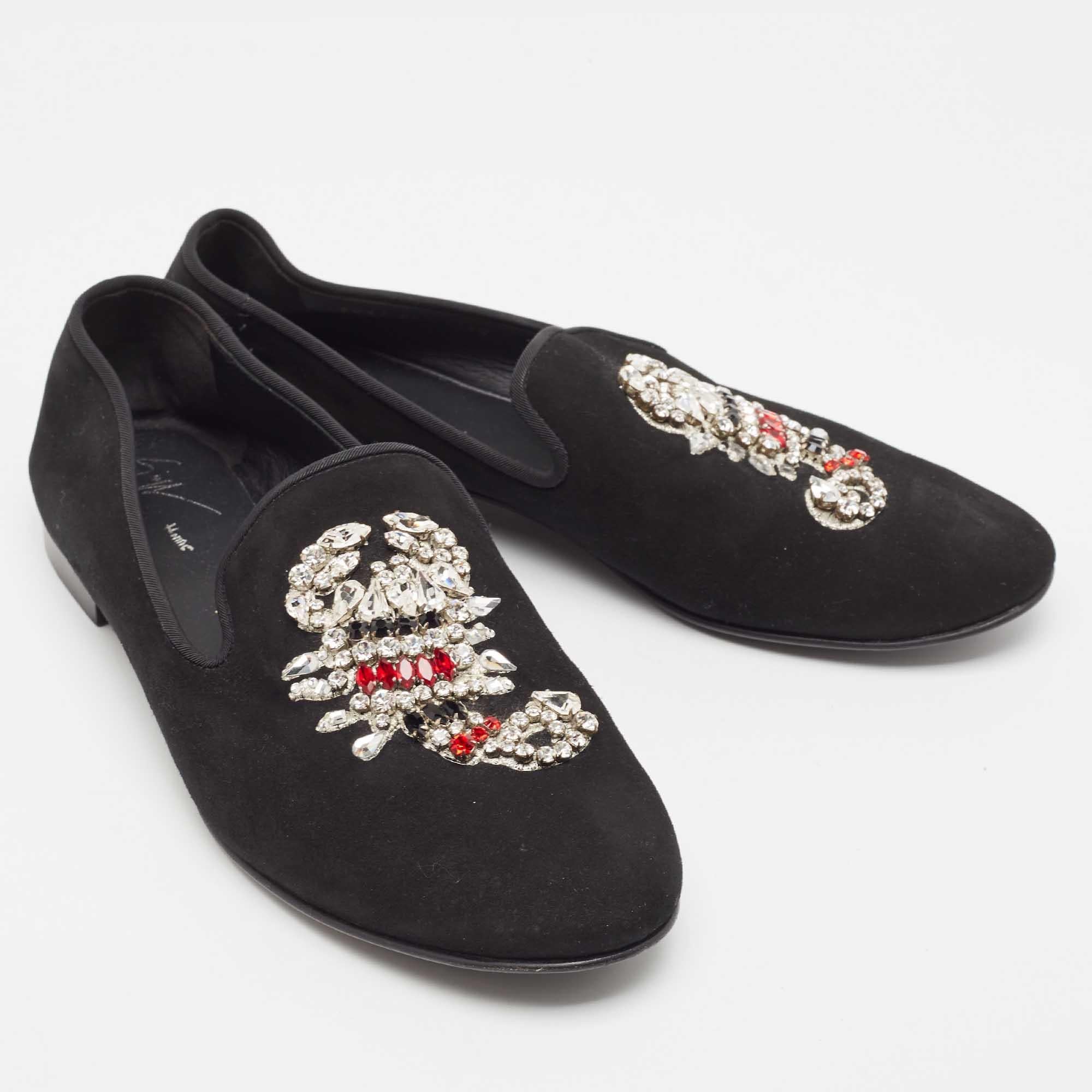 Giuseppe Zanotti Chaussons fumants en daim noir ornés de cristaux Taille 44 État moyen - En vente à Dubai, Al Qouz 2