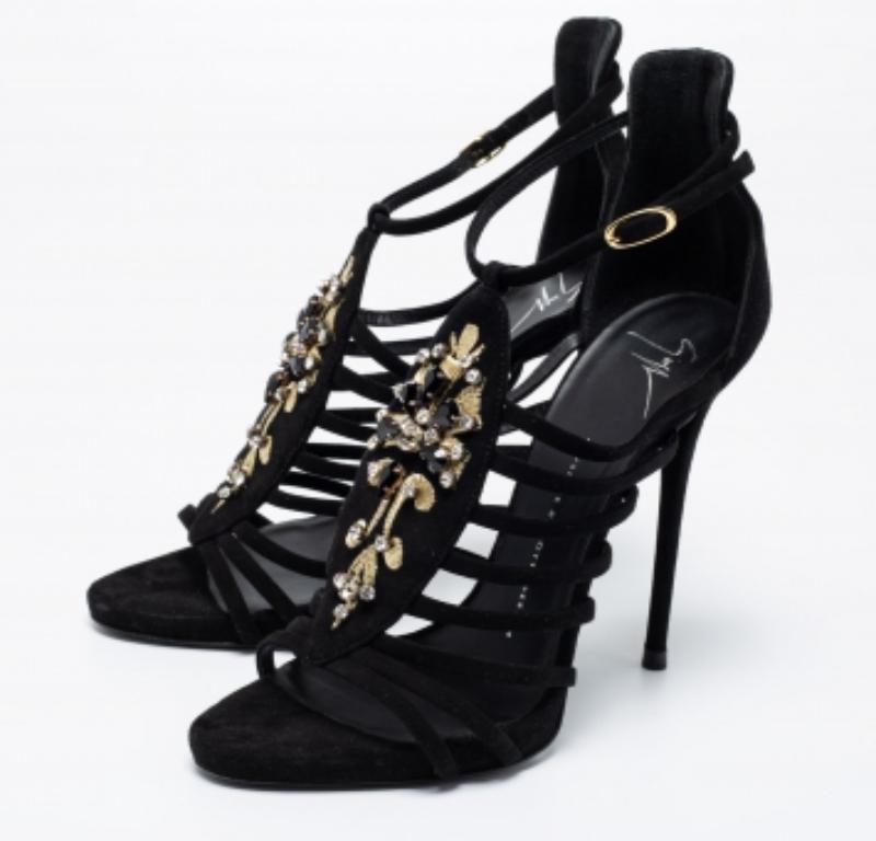 Cette paire de sandales de Giuseppe Zanotti est d'une grande sophistication. Ces chaussures sont dotées de brides en daim, d'orteils ouverts, d'empeignes embellies, d'une fermeture à boucle et de talons de 13 cm.