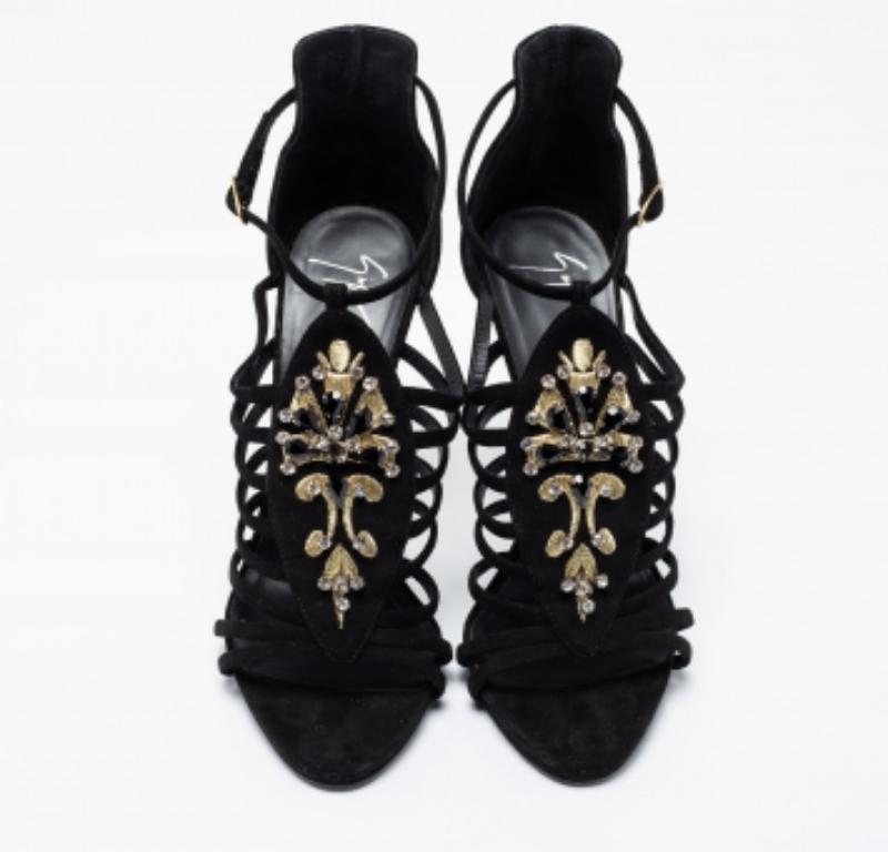 Giuseppe Zanotti Sandales en daim noir avec ornements en cristal Taille 40 Bon état - En vente à Dubai, Al Qouz 2