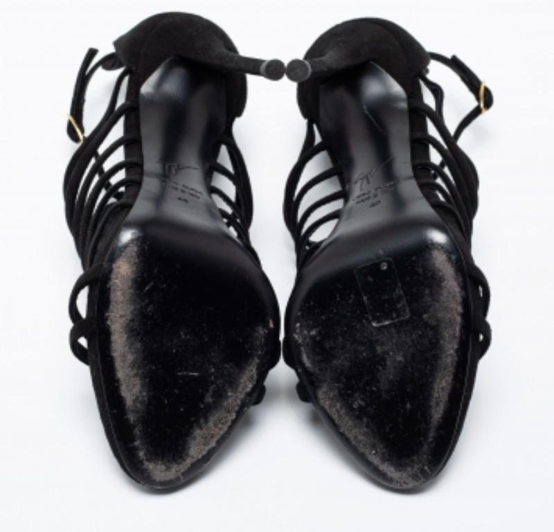 Giuseppe Zanotti Sandales en daim noir avec ornements en cristal Taille 40 en vente 2