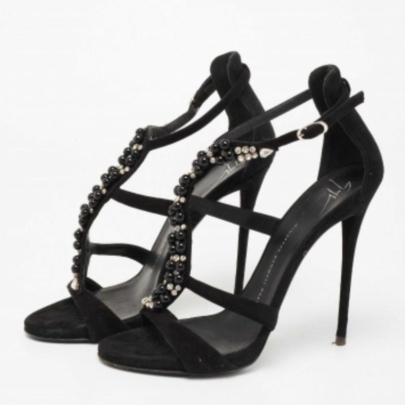 Ces sandales de Giuseppe Zanotti donneront un côté élégant et glamour à vos pieds. Cette magnifique paire de sandales en daim arbore une teinte noire classique. Il est doté de bretelles en T ornées de cristaux, de fermetures à boucle et de talons de