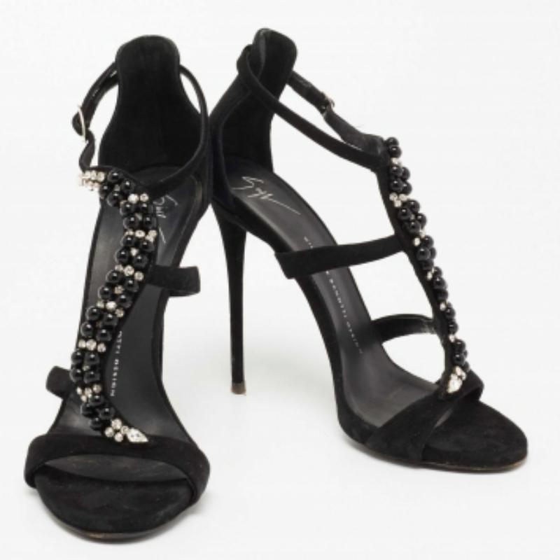 Noir Giuseppe Zanotti Sandales en daim noir avec ornements en cristal Taille 39 en vente