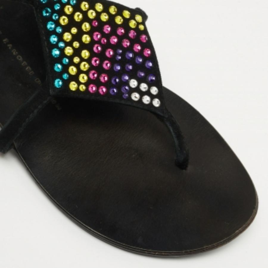 Ces sandales encadreront vos pieds de manière luxueuse. Fabriquées à partir de matériaux de qualité, elles présentent un design élégant et des semelles intérieures confortables.