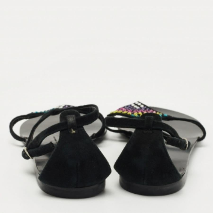 Giuseppe Zanotti Sandales plates en daim noir avec ornements en cristal Taille 36 Bon état - En vente à Dubai, Al Qouz 2