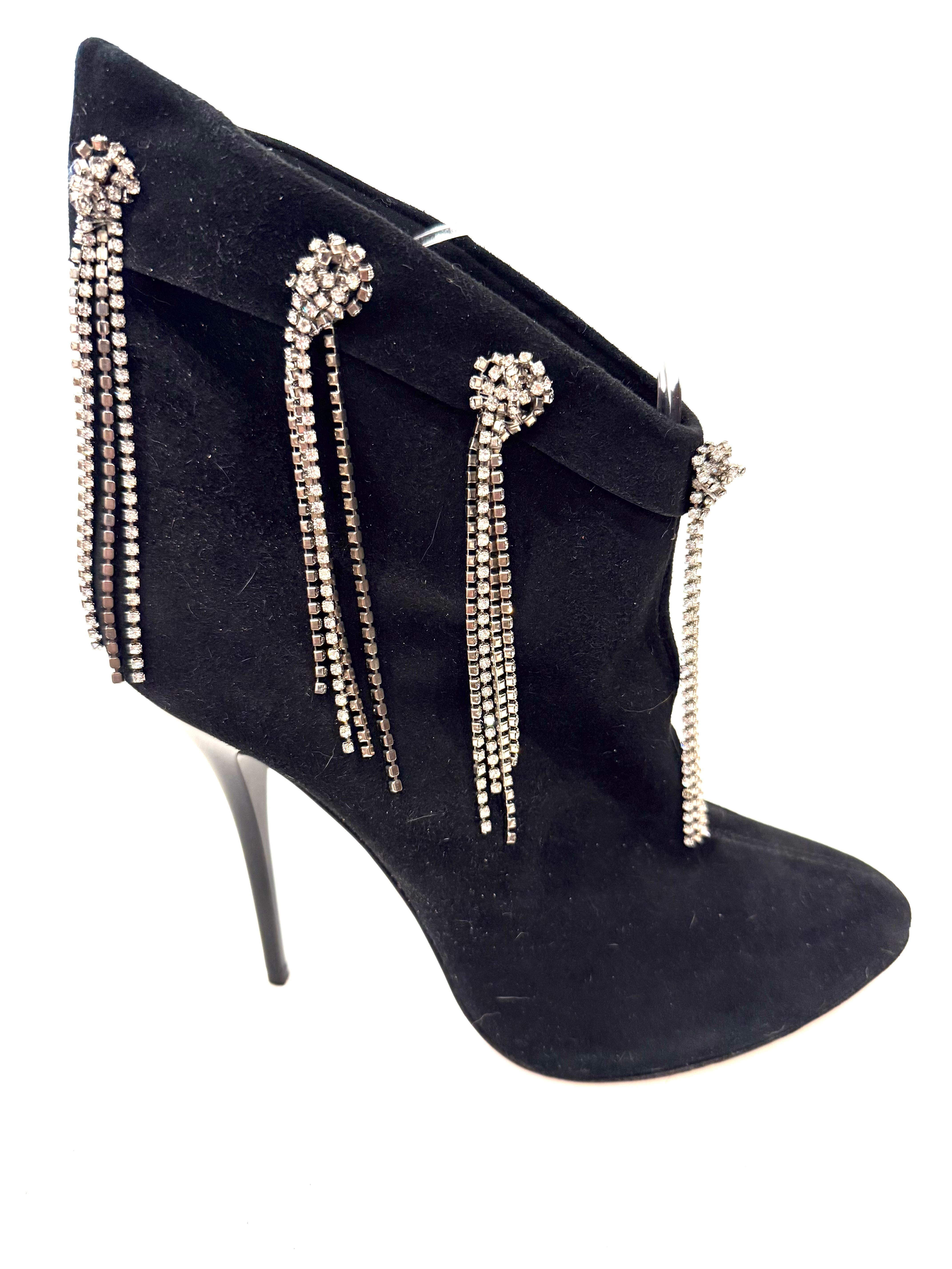 Giuseppe Zanotti Black Suede Crystal Fringe Ankle Boots — Fall/Winter 2018 Collection  Size 39


Step into show-stopping glamour with these stunning Giuseppe Zanotti ankle boots. Crafted from rich black suede, these sleek pointed-toe boots are