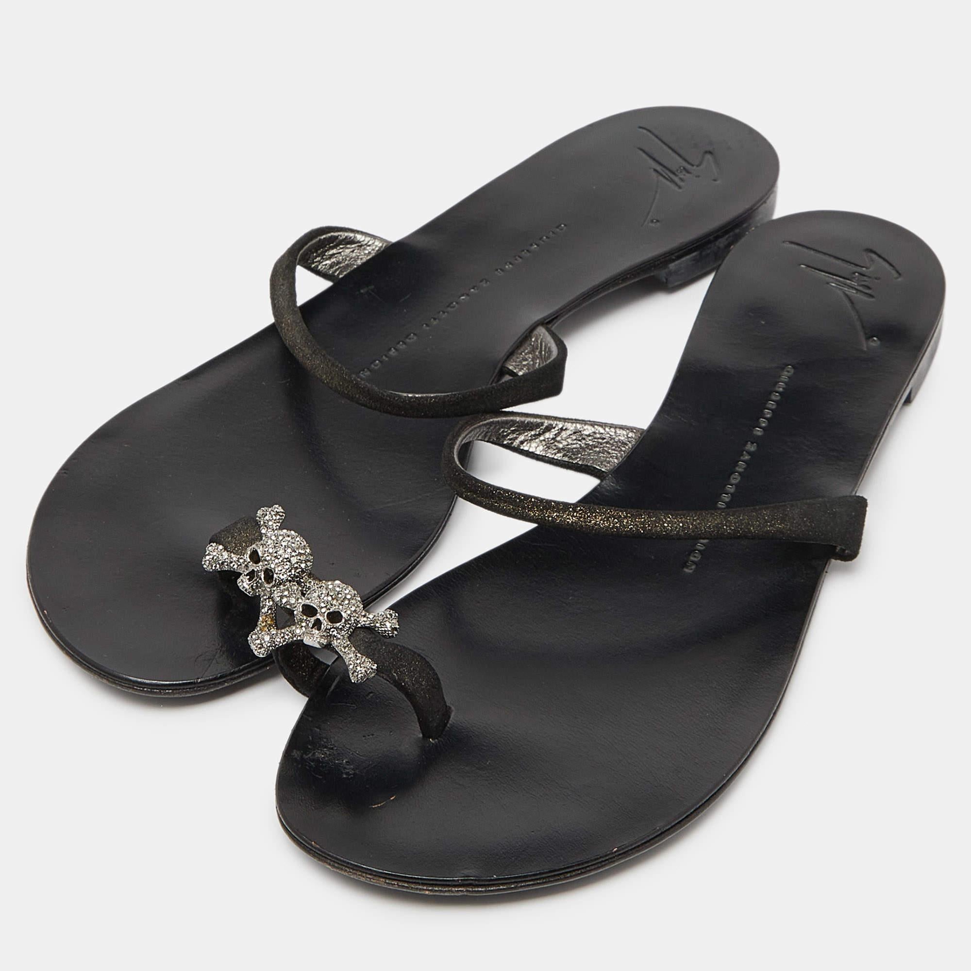 Ces sandales encadreront vos pieds de manière élégante. Fabriquées à partir de matériaux de qualité, elles affichent un design élégant et des semelles intérieures confortables.
