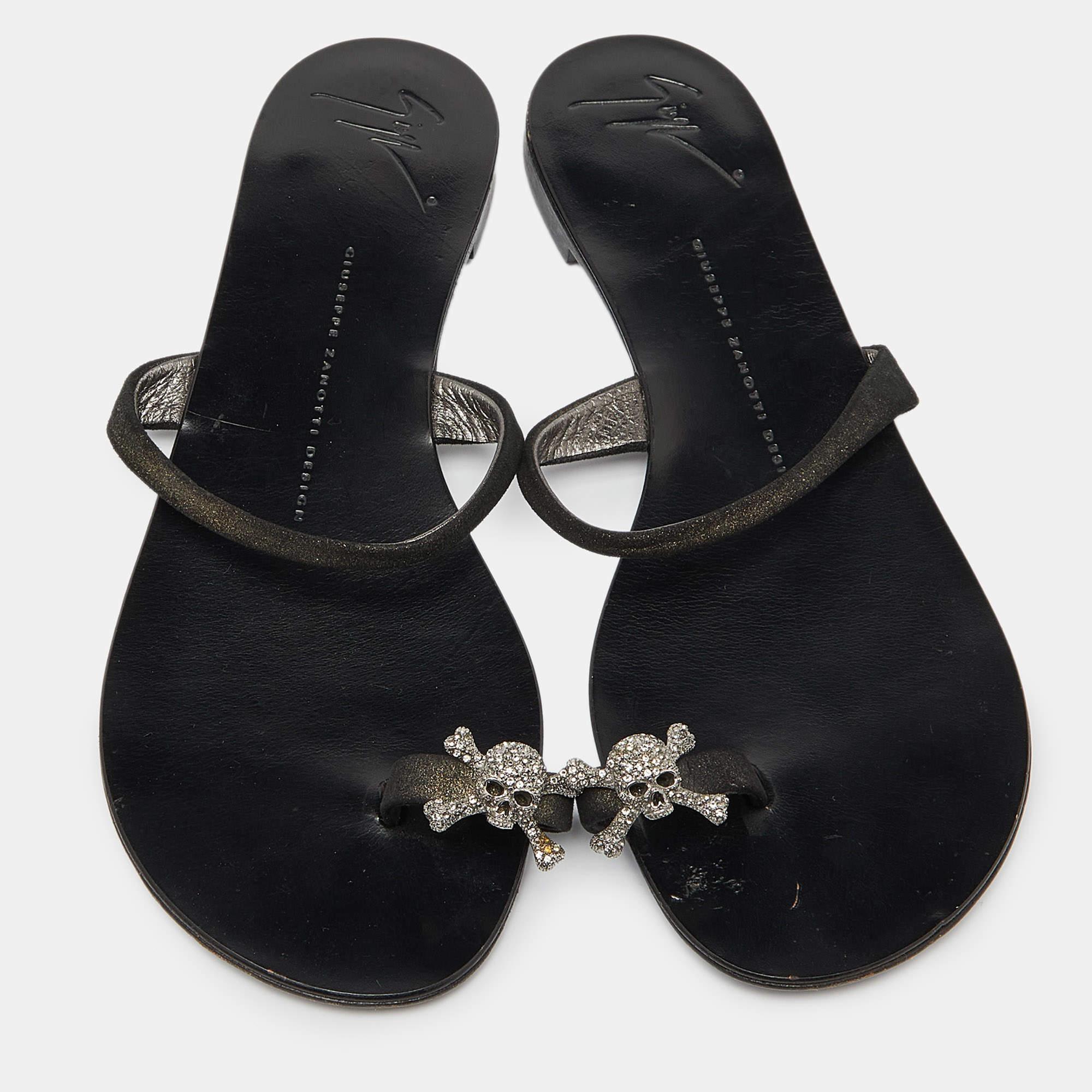 Noir Giuseppe Zanotti Sandales en daim noir avec anneau en forme de tête de mort en cristal Taille 38 en vente