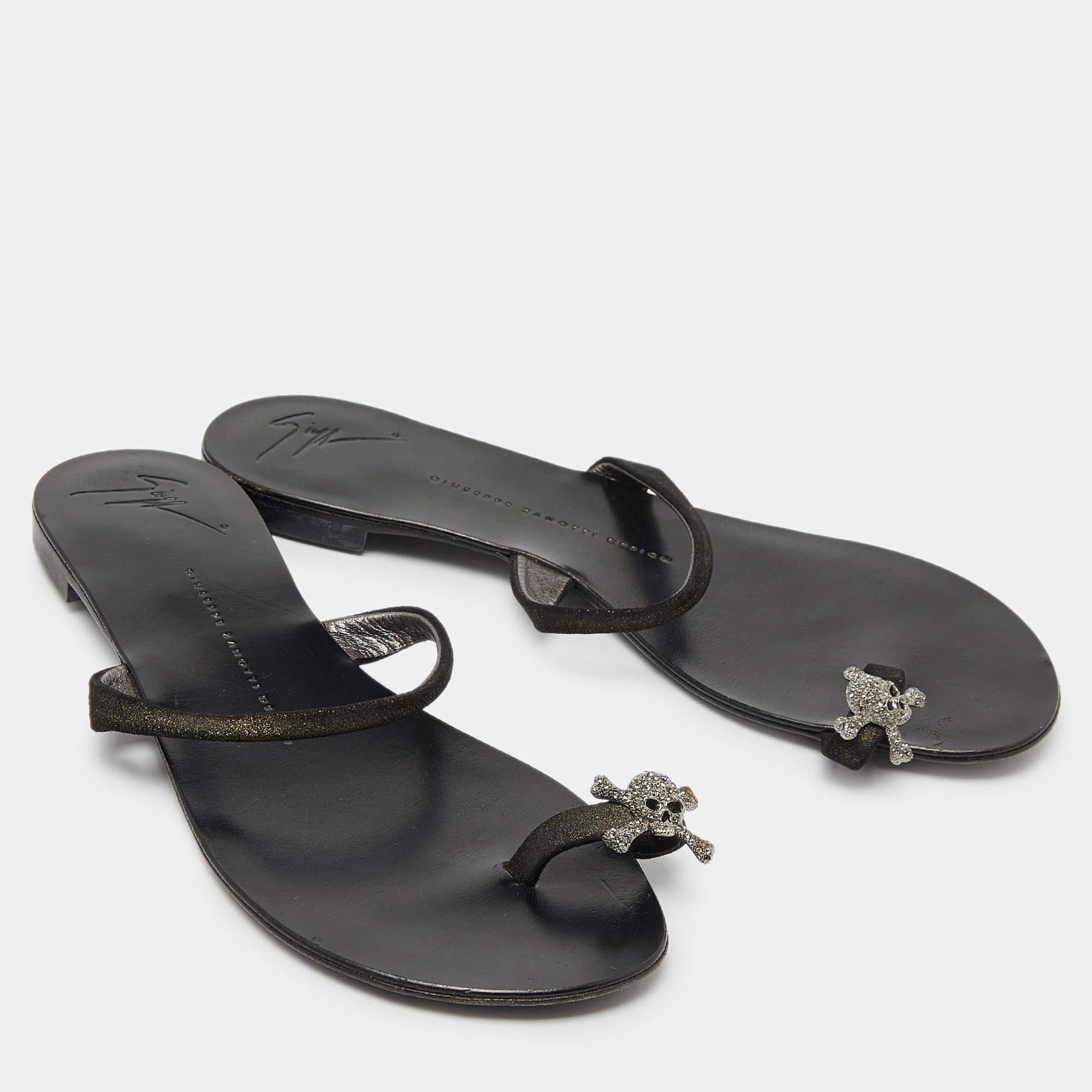 Giuseppe Zanotti Sandales en daim noir avec anneau en forme de tête de mort en cristal Taille 38 État moyen - En vente à Dubai, Al Qouz 2
