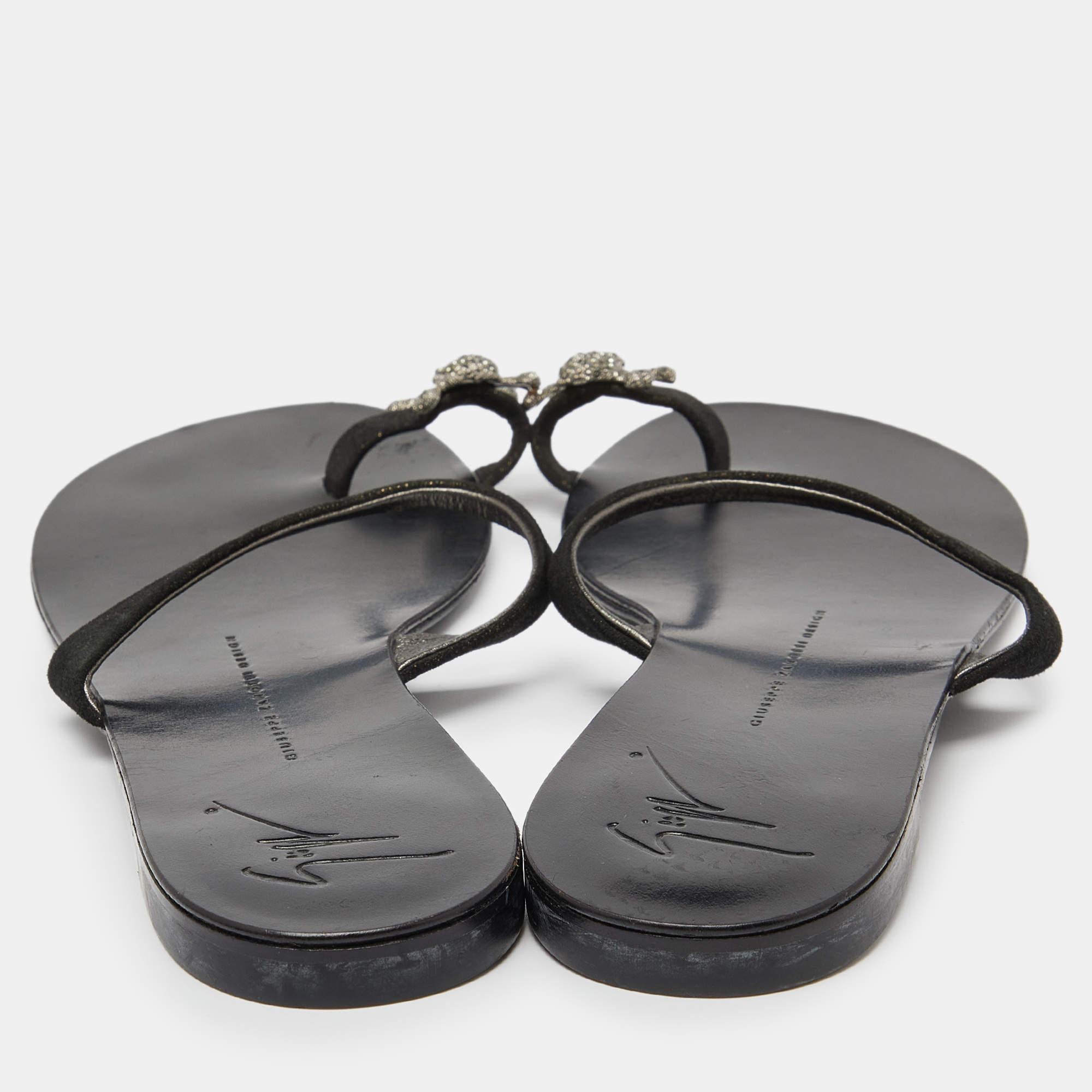 Giuseppe Zanotti Sandales en daim noir avec anneau en forme de tête de mort en cristal Taille 38 Pour femmes en vente