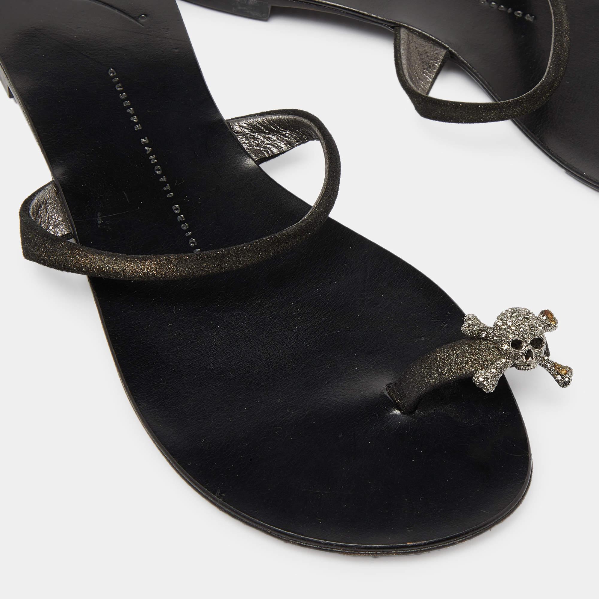 Giuseppe Zanotti Sandales en daim noir avec anneau en forme de tête de mort en cristal Taille 38 en vente 2
