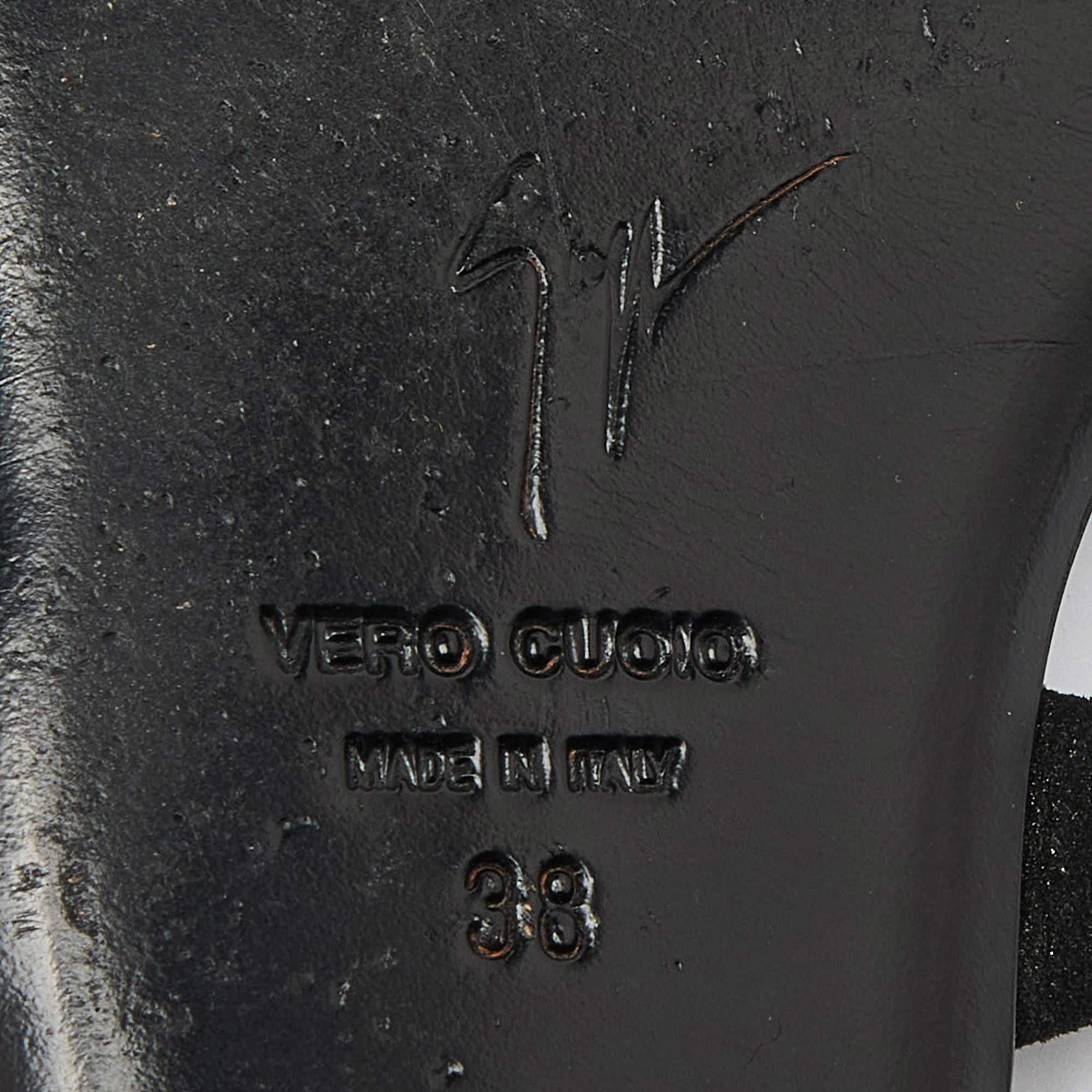 Giuseppe Zanotti Sandales en daim noir avec anneau en forme de tête de mort en cristal Taille 38 en vente 3