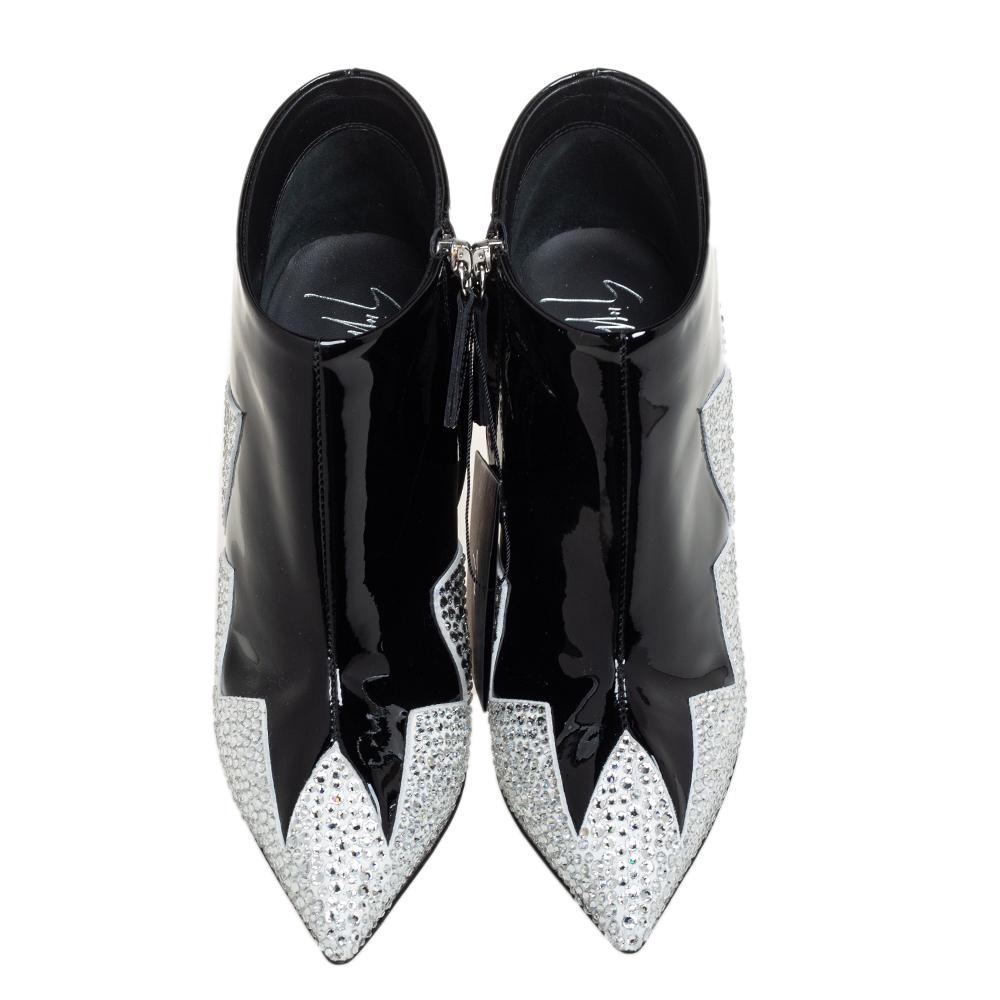 Giuseppe Zanotti bringt wieder einmal ein atemberaubendes Set von Schuhen, das uns zum Staunen bringt. Sie sind aus Lackleder gefertigt und mit Zickzack-Einsätzen aus Wildleder versehen, die mit Kristallen verziert sind. Abgerundet werden sie durch