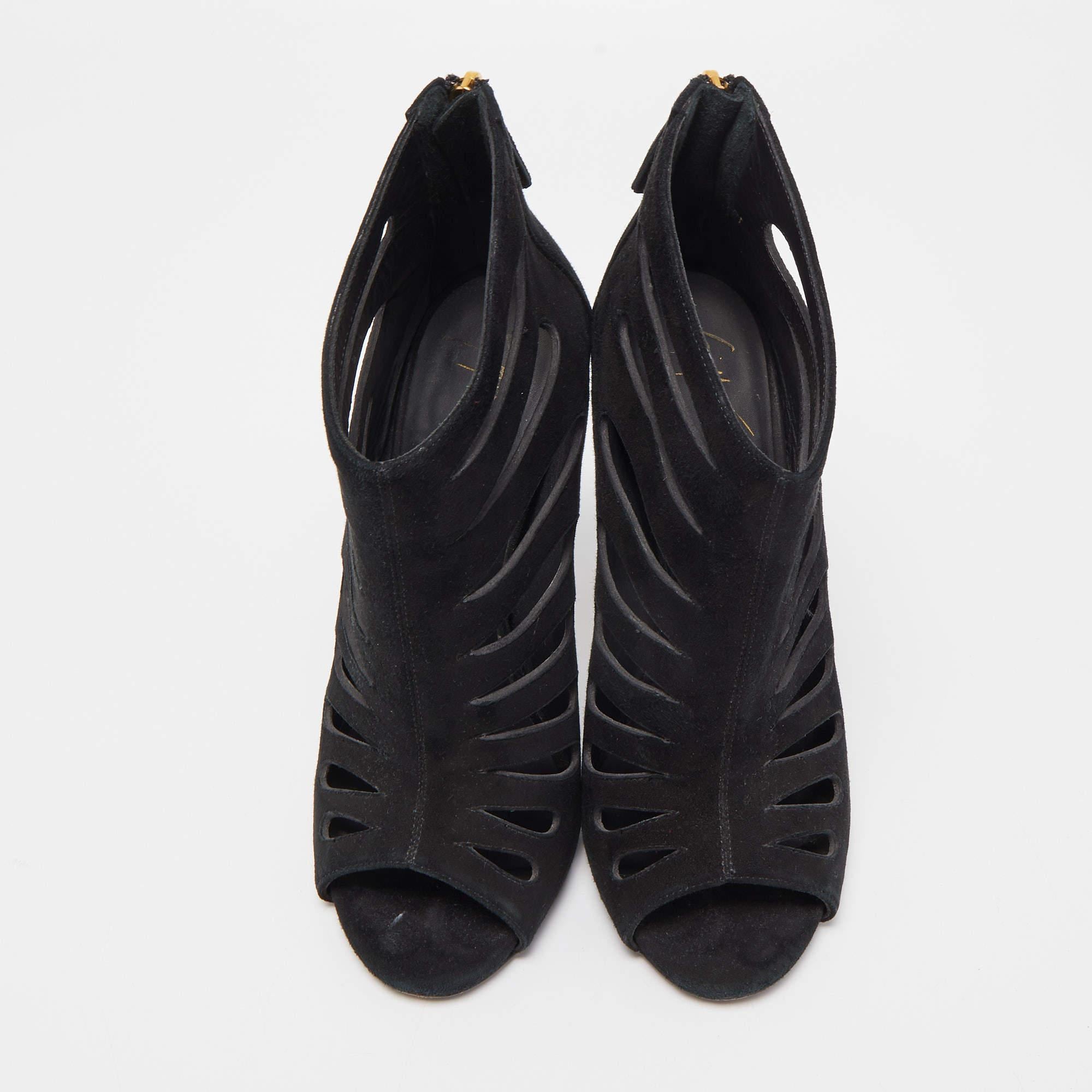 Giuseppe Zanotti Schwarz Wildleder Cut Out Peep Toe Stiefeletten Größe 38 im Zustand „Gut“ in Dubai, Al Qouz 2