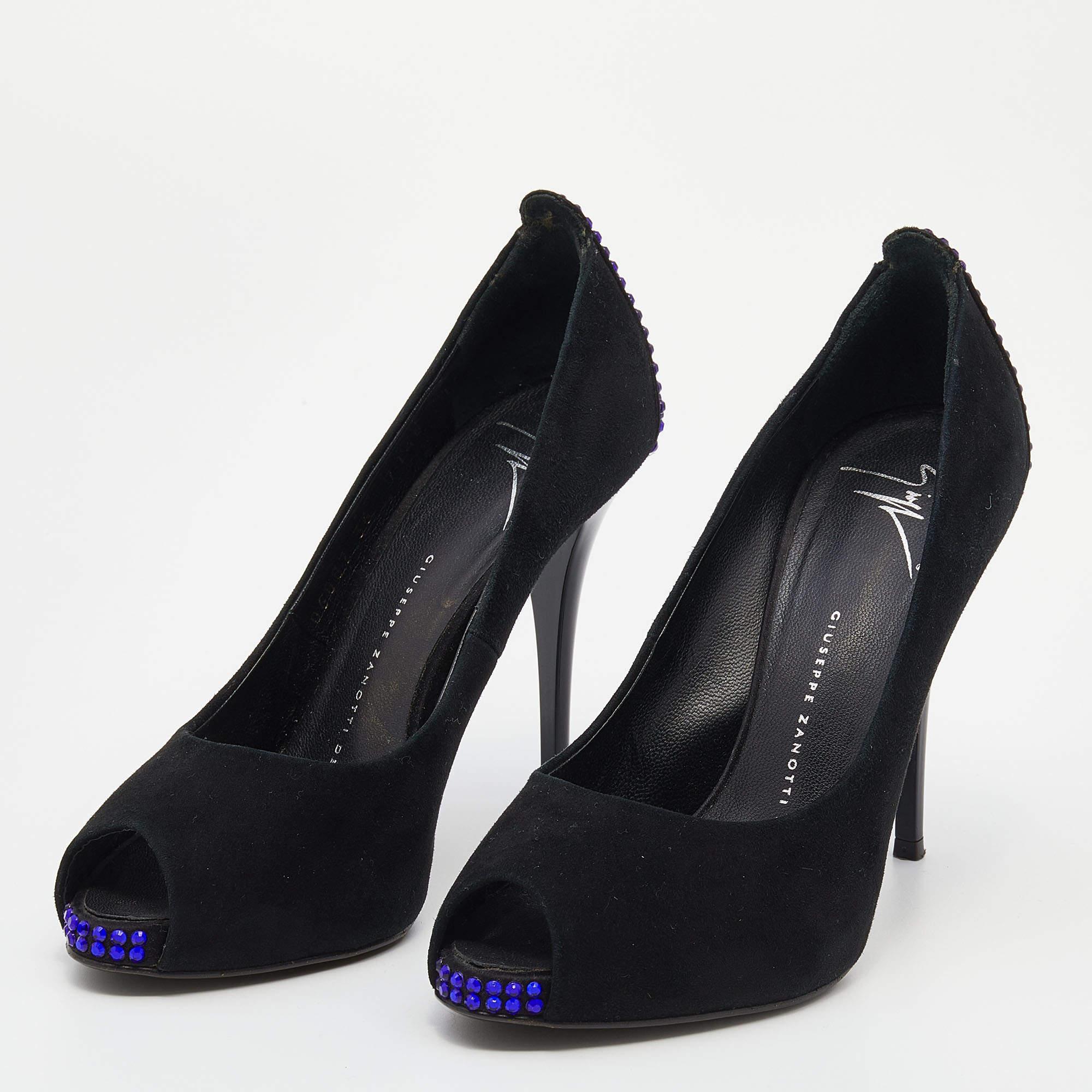 These curvaceous Giuseppe Zanotti pumps are a timeless wardrobe staple. Crafted from luxurious material, they feature well-lined insoles that offer endless comfort.