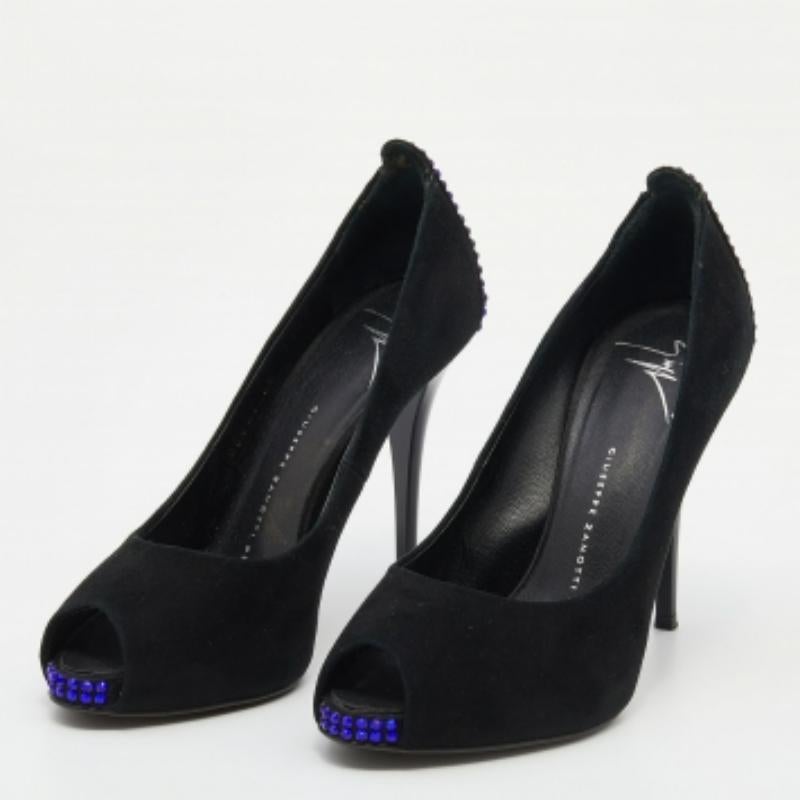 Ces escarpins Giuseppe Zanotti aux lignes arrondies sont un basique intemporel de la garde-robe. Fabriquées dans un matériau luxueux, elles sont dotées de semelles intérieures bien doublées qui offrent un confort infini.