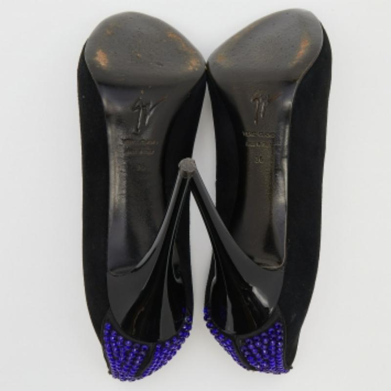 Giuseppe Zanotti Escarpins Peep Toe en daim noir avec embellissement Taille 36 en vente 1
