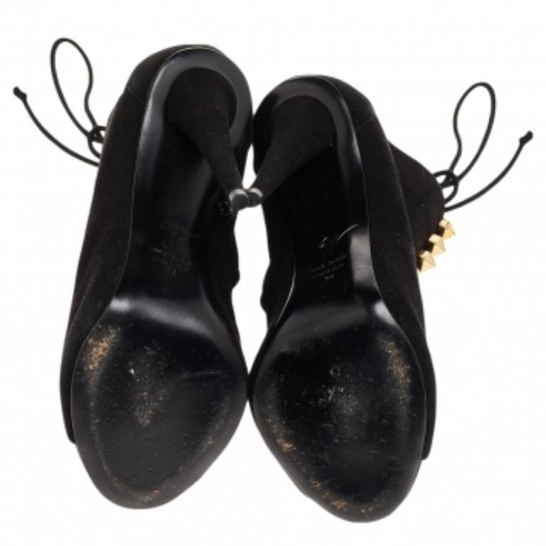 Chic y elegantes, las colecciones de Giuseppe Zanotti capturan la delicadeza desenfadada y sin esfuerzo de la mujer moderna. Confeccionados en ante en un tono negro, estos botines son tan cómodos gracias a sus robustos tacones, que no querrás