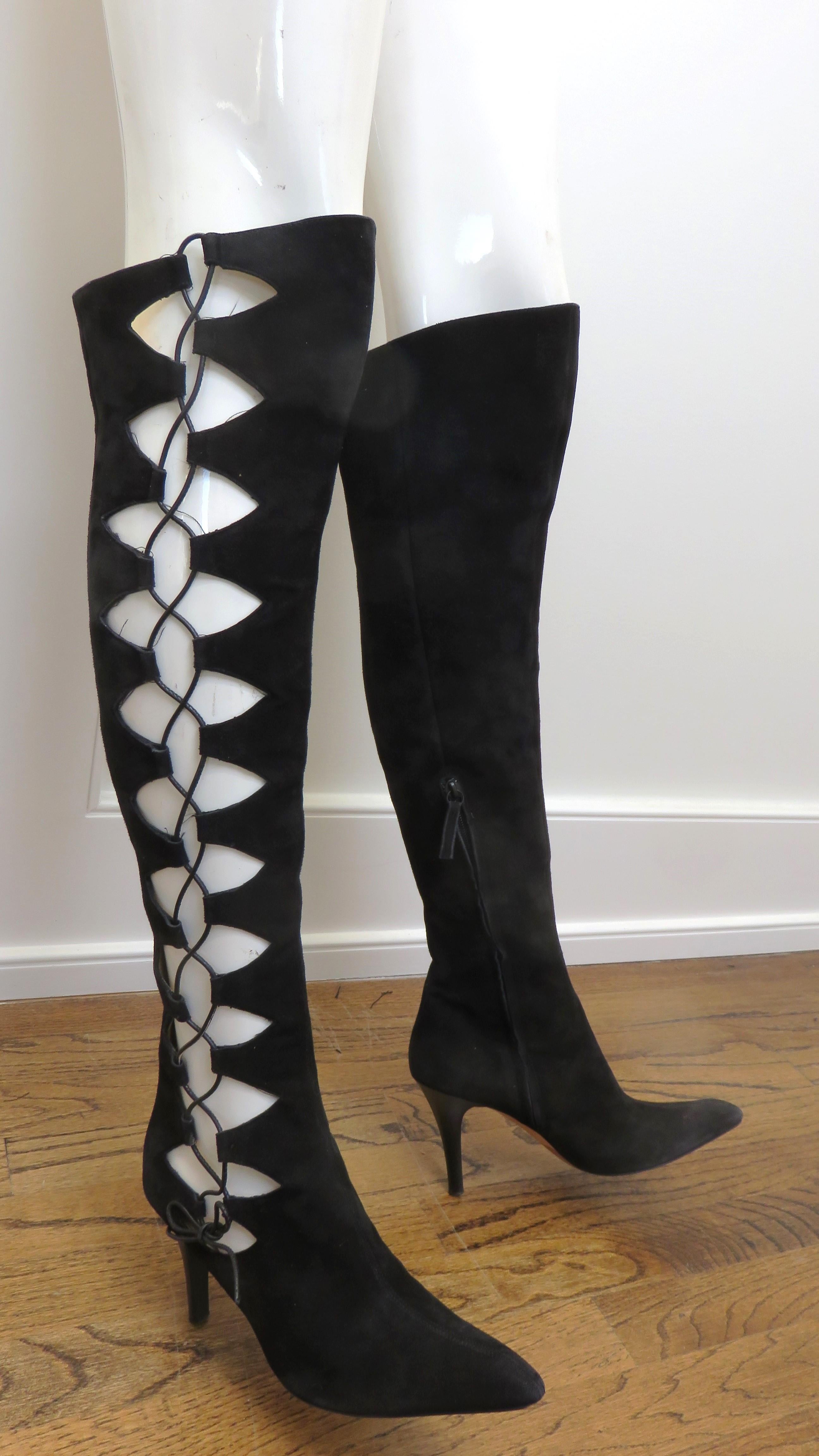 Une magnifique paire de bottes en daim noir de Giuseppe Zanotti.  Elles présentent des découpes élaborées et un laçage fonctionnel sur l'extérieur de chaque botte avec un cordon en cuir noir assorti aux talons de 4 pouces. Les bottes sont