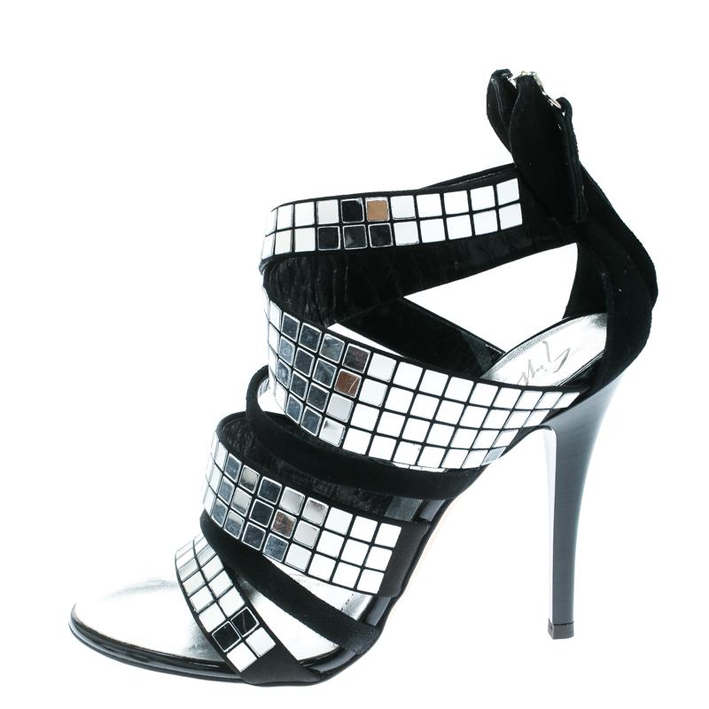 Aggiungi un sacco di gioielli ai tuoi look opulenti con questi sandali della casa di Giuseppe Zanotti. Realizzate con una silhouette a strappo, sono realizzate in pelle scamosciata nera e specchi lucidi che brillano a ogni movimento e sono