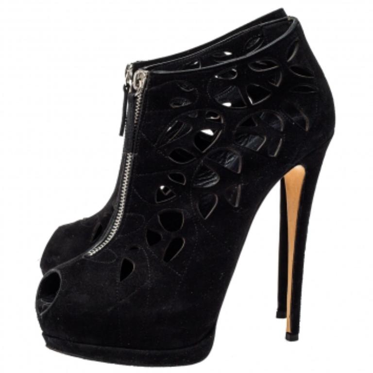 Marchez avec style avec cette paire de bottines Giuseppe Zanotti. L'extérieur en daim noir est conçu avec un travail de découpe et une fermeture à glissière sur le devant. Les bottes à bouts pointus sont montées sur des talons fins et des
