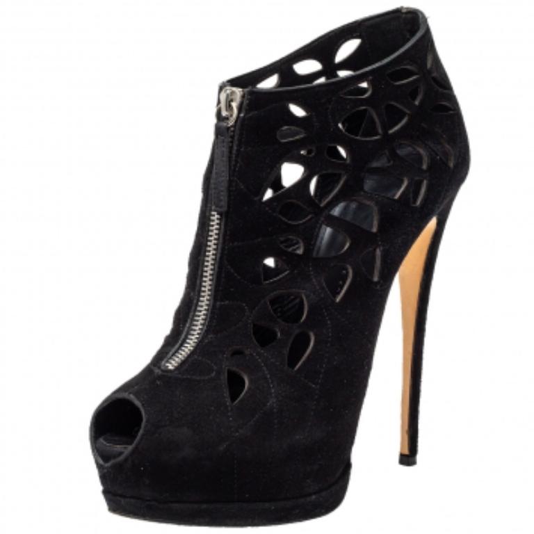 Giuseppe Zanotti Black Suede Peep Toe Front Zipper Detail Ankle Boots Size 40 Pour femmes en vente