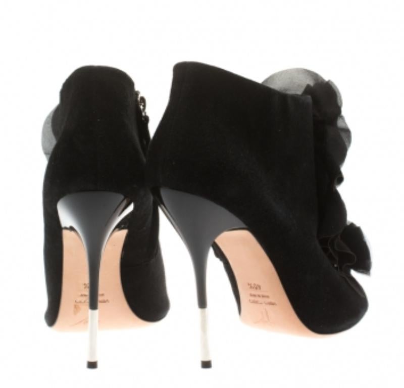 Giuseppe Zanotti Nero Camoscio Peep Toe Silk Ruffle Detail Ankle Booties Taglia 40.5 In condizioni buone in vendita a Dubai, Al Qouz 2