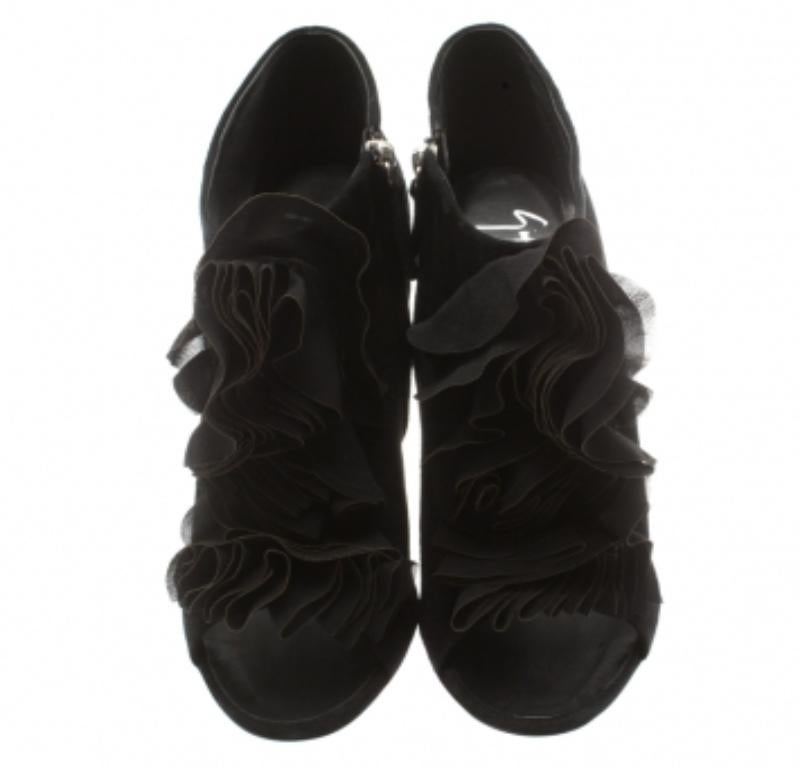 Donna Giuseppe Zanotti Nero Camoscio Peep Toe Silk Ruffle Detail Ankle Booties Taglia 40.5 in vendita