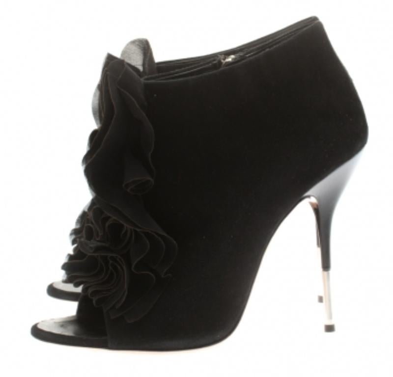 Giuseppe Zanotti Nero Camoscio Peep Toe Silk Ruffle Detail Ankle Booties Taglia 40.5 in vendita 3