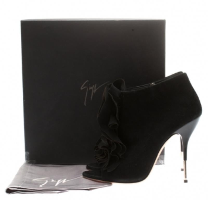 Giuseppe Zanotti Nero Camoscio Peep Toe Silk Ruffle Detail Ankle Booties Taglia 40.5 in vendita 4