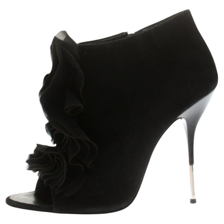 Giuseppe Zanotti Nero Camoscio Peep Toe Silk Ruffle Detail Ankle Booties Taglia 40.5 in vendita