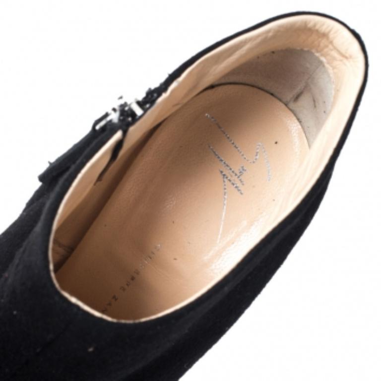 Mantieni un look minimal ma di classe con questi stivaletti alla caviglia di Giuseppe Zanotti. Fai tuoi questi eleganti stivali in pelle scamosciata questa stagione e goditi la moda come mai prima d'ora. Presentano cerniere laterali e tacchi di 14,5