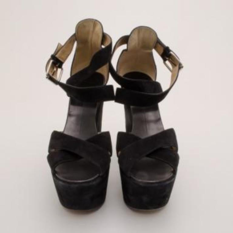 Ces sandales à plateforme en daim de Giuseppe Zanotti attireront tous les regards. Ces sandales confortables à plateforme superposée de la taille 41 sont fabriquées en daim noir et présentent des brides sur le devant et des fermetures argentées au