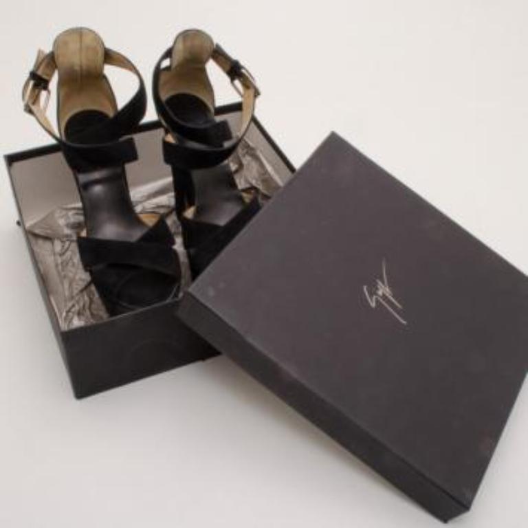 Giuseppe Zanotti Sandales à plateforme en daim noir Taille 41 en vente 2