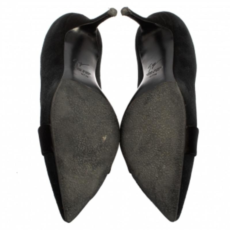 Giuseppe Zanotti Black Suede  Pointed Toe Pumps Size 37.5 In Good Condition For Sale In Dubai, Al Qouz 2