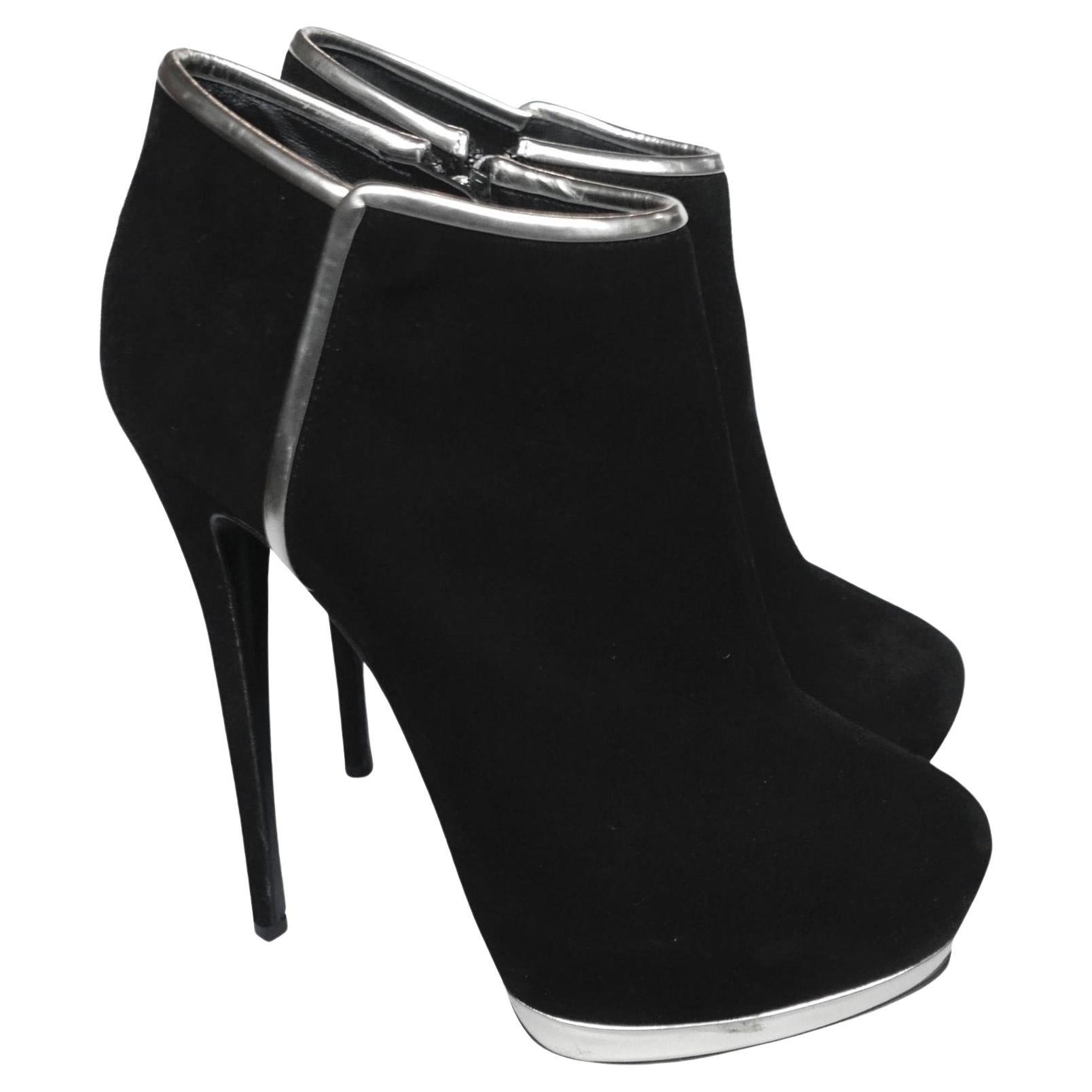 Giuseppe Zanotti Schwarzes Wildleder Silberne Besätze Booties Heels im Angebot