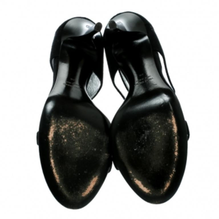 Una diva come te merita tutto ciò che è polvere di stelle e cosa c'è di meglio di questi sandali neri di Giuseppe Zanotti! Sono state realizzate in pelle scamosciata e presentano una silhouette aperta in punta. Hanno un design a T con un teschio