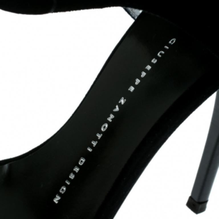 Nero Giuseppe Zanotti - Sandali con cinturino a T in pelle scamosciata con teschio - taglia 38 in vendita